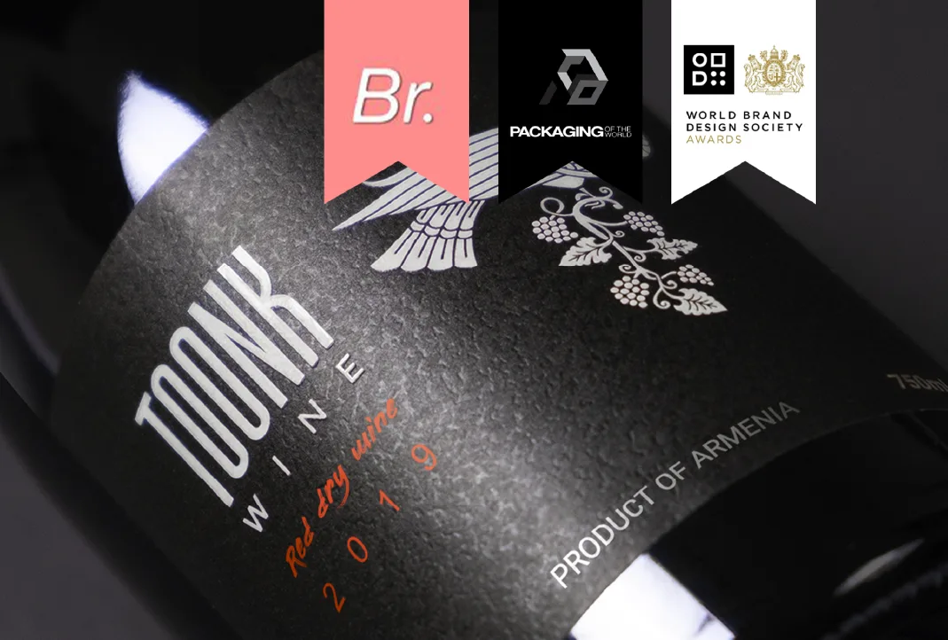 Toonk Wine label close-up with editorial badges
